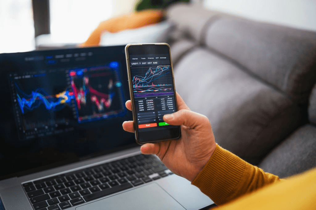 ¿Ganar dinero con criptomonedas? Preventa de AIDoge sube, el precio de BTC cae