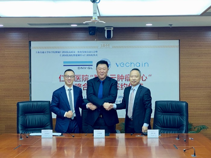 Sunny Lu, cofundador y CEO de VeChain, Jidong Zhang, Vicepresidente del Hospital Renji y George Kang, vicepresidente senior de DNV GL Group Fuente: Vechain Foundation