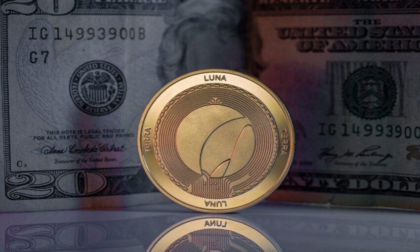 TerraClassicUSD aumenta 276%, ¿Recuperará la paridad de $1? Esta altcoin de IA recauda $5,4 millones en ICO