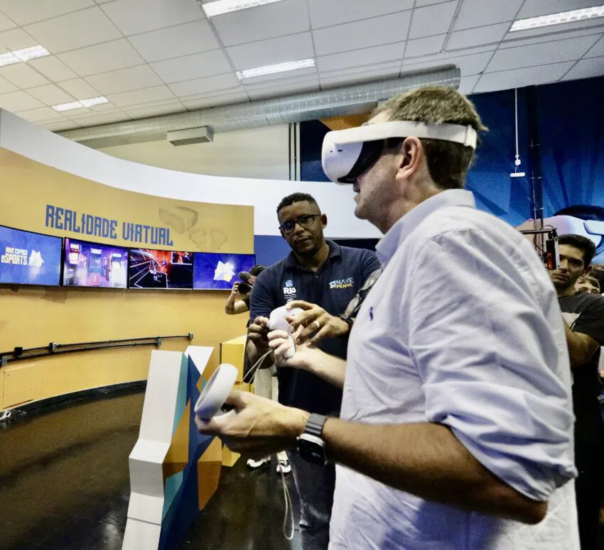 Eduardo Paes, alcalde de Río de Janeiro con gafas de realidad virtual.