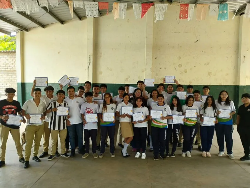 46 estudiantes del Centro Escolar Mercedes Monterrosa de Atiquizaya se formaron en Bitcoin