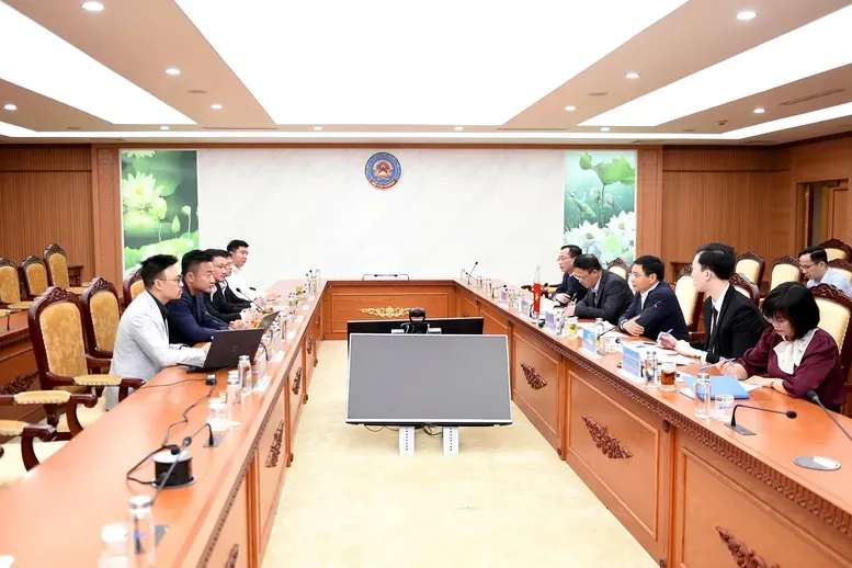 El ministro Nguyen Van Thang se reunió con el Sr. Ben Zhou.