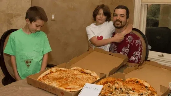 Laszlo Hanyecz y su familia celebrando un Bitcoin Pizza Day. Fuente: Hindustan Times