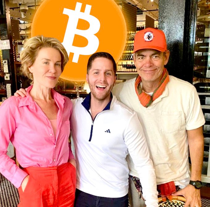 El alcalde de Ciudad de Panamá, Mayer Mizrachi, junto a Max Keiser y Stacy Herbert. Fuente: X/@TheBitcoinConf