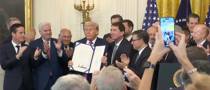 El presidente de Estados Unidos, Donald Trump. firma la ley GENIUS sobre stablecoins.