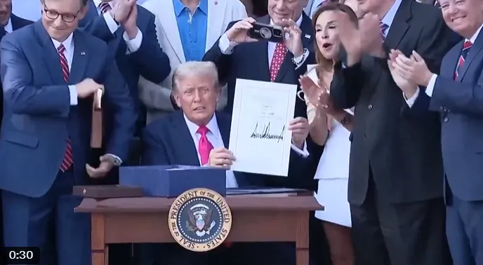 Donald Trump firma el "Big Beautiful Bill".